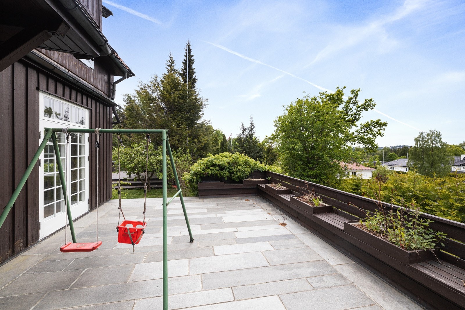 Stor, solrik og usjenert skiferterrasse. Galleribilde