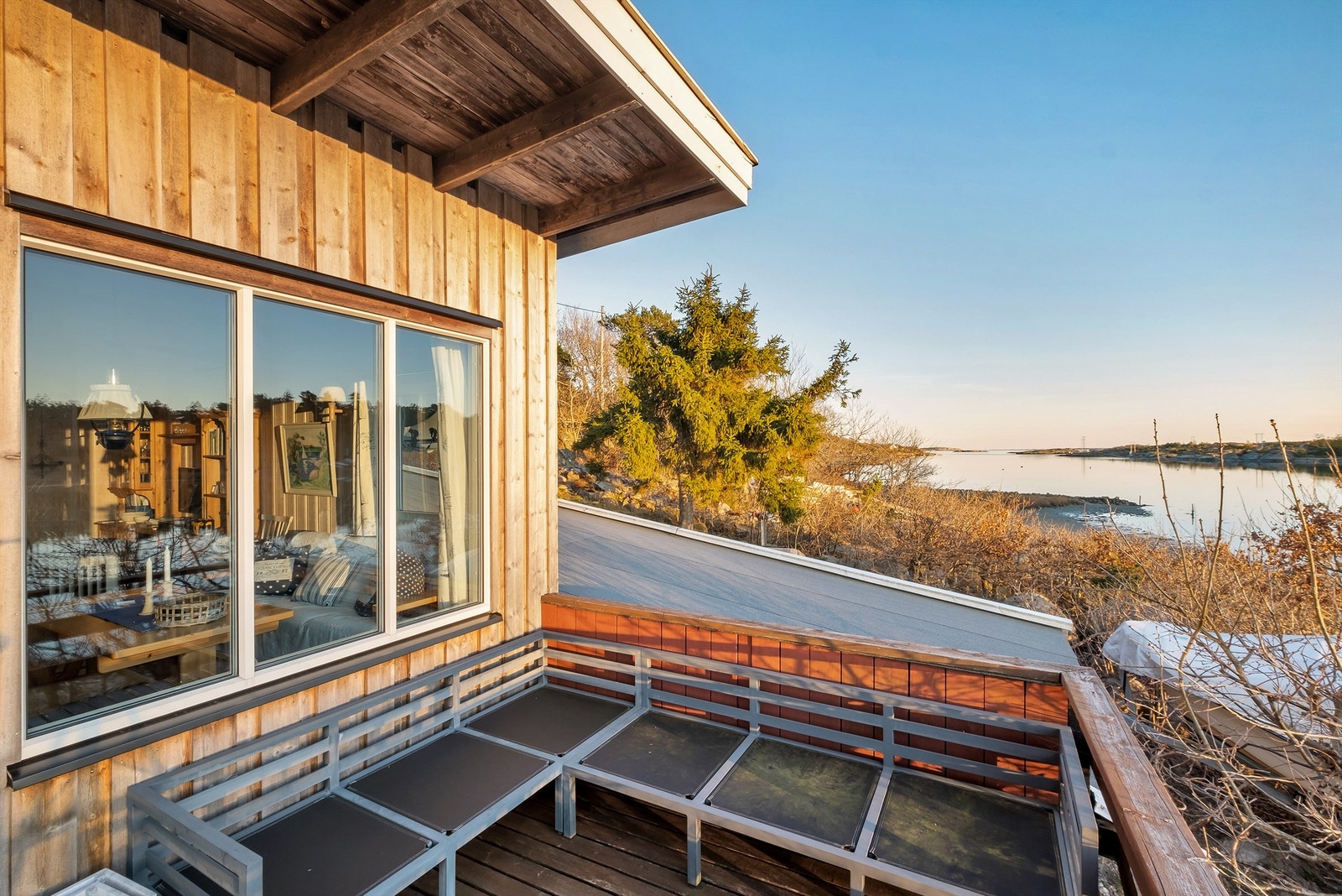 På den vestre terrassen sees flott utsikt til havgapet i syd. Galleribilde