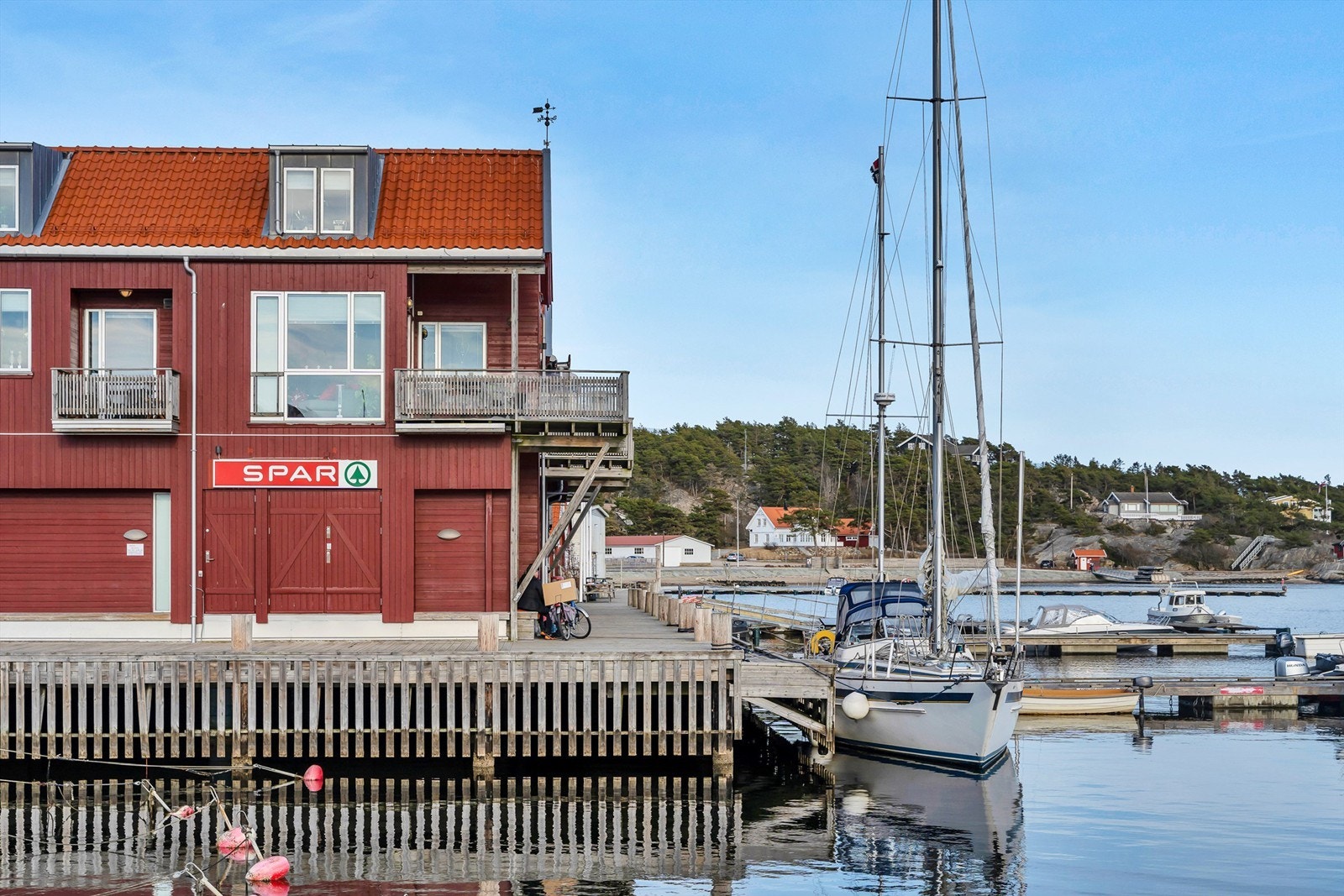 På Skjærhalden er dagligvareforretning lett tilgjengelig på bryggekanten, like ved fergeleiet. Galleribilde