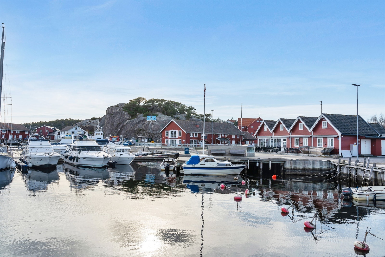 Fra Skjærhalden går det ferge til Nedgården på Søndre Sandøy flere ganger gjennom dagen. Galleribilde