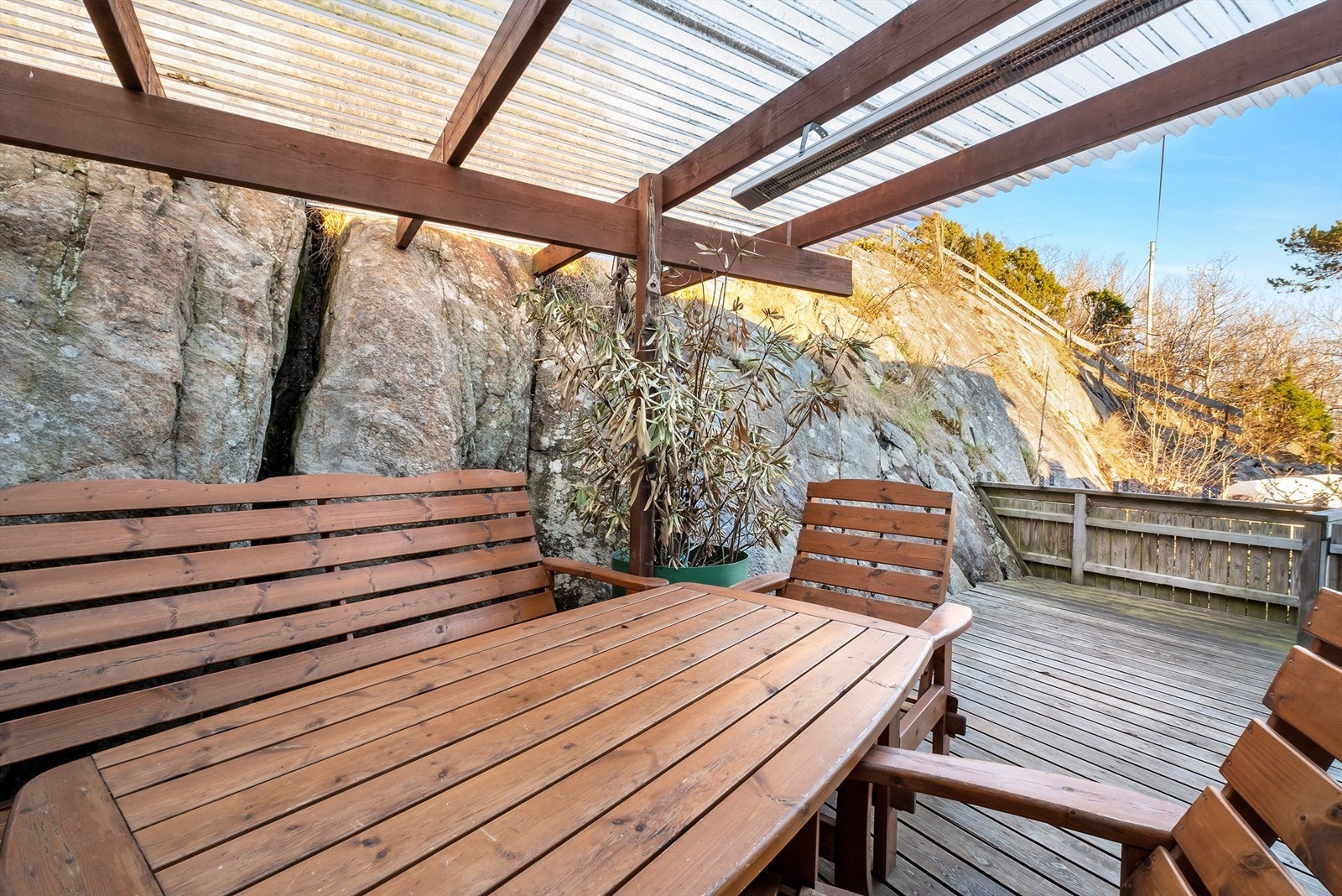 Den bakre terrassen utenfor kjøkkenet er delvis overbygget og ypperlig for måltider i friluft. Galleribilde