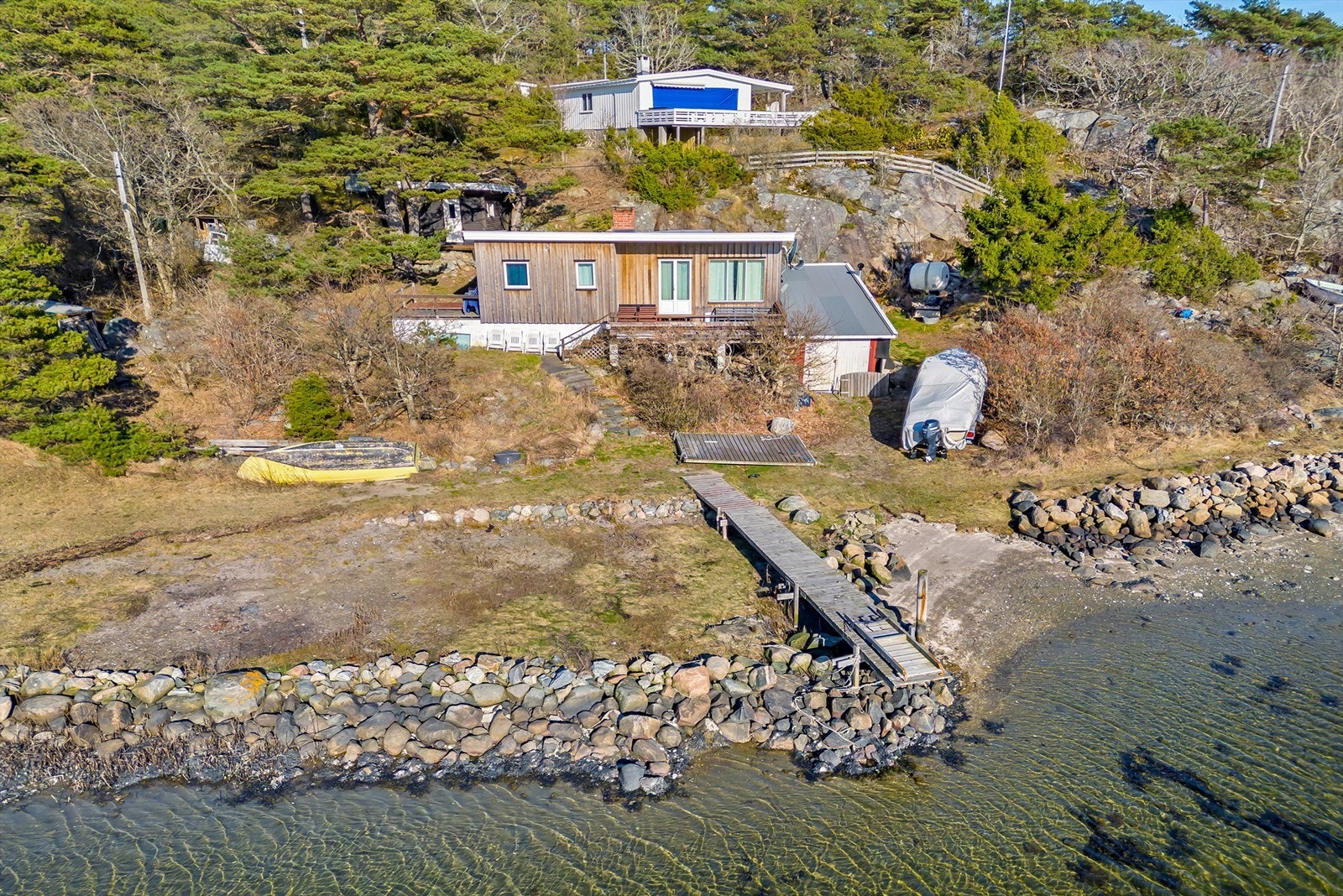 Foruten brygge finnes det også en liten og barnevennlig sandstrand på tomten. Galleribilde