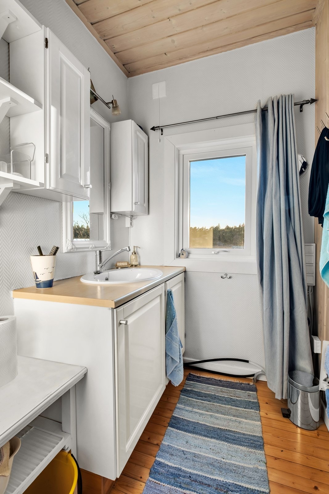 Badet er enkelt utstyrt sitt formål og ikke bygget som et våtrom. Galleribilde