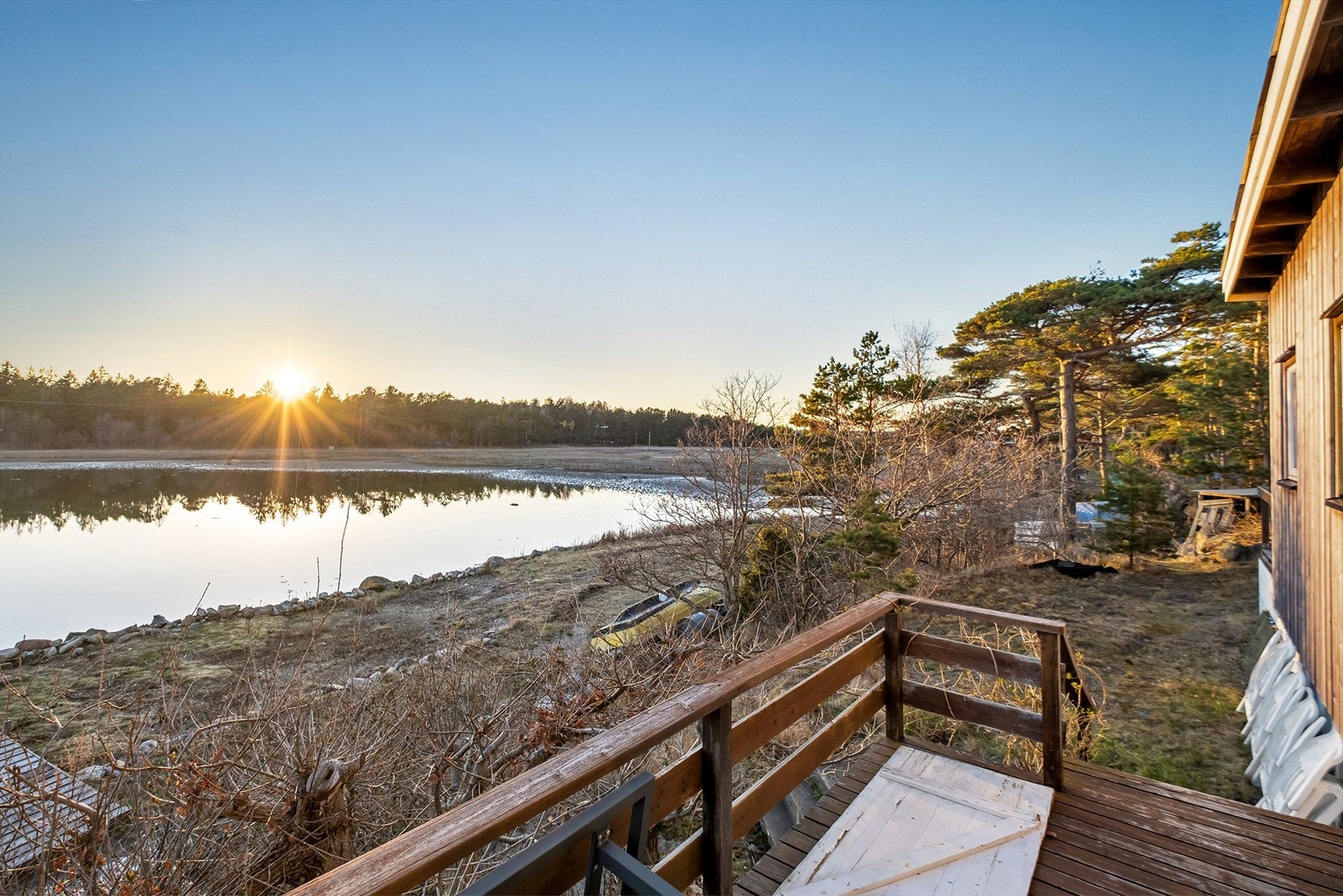 Den vestre terrassen har også sol frem til sen kveld sommerstid. Galleribilde