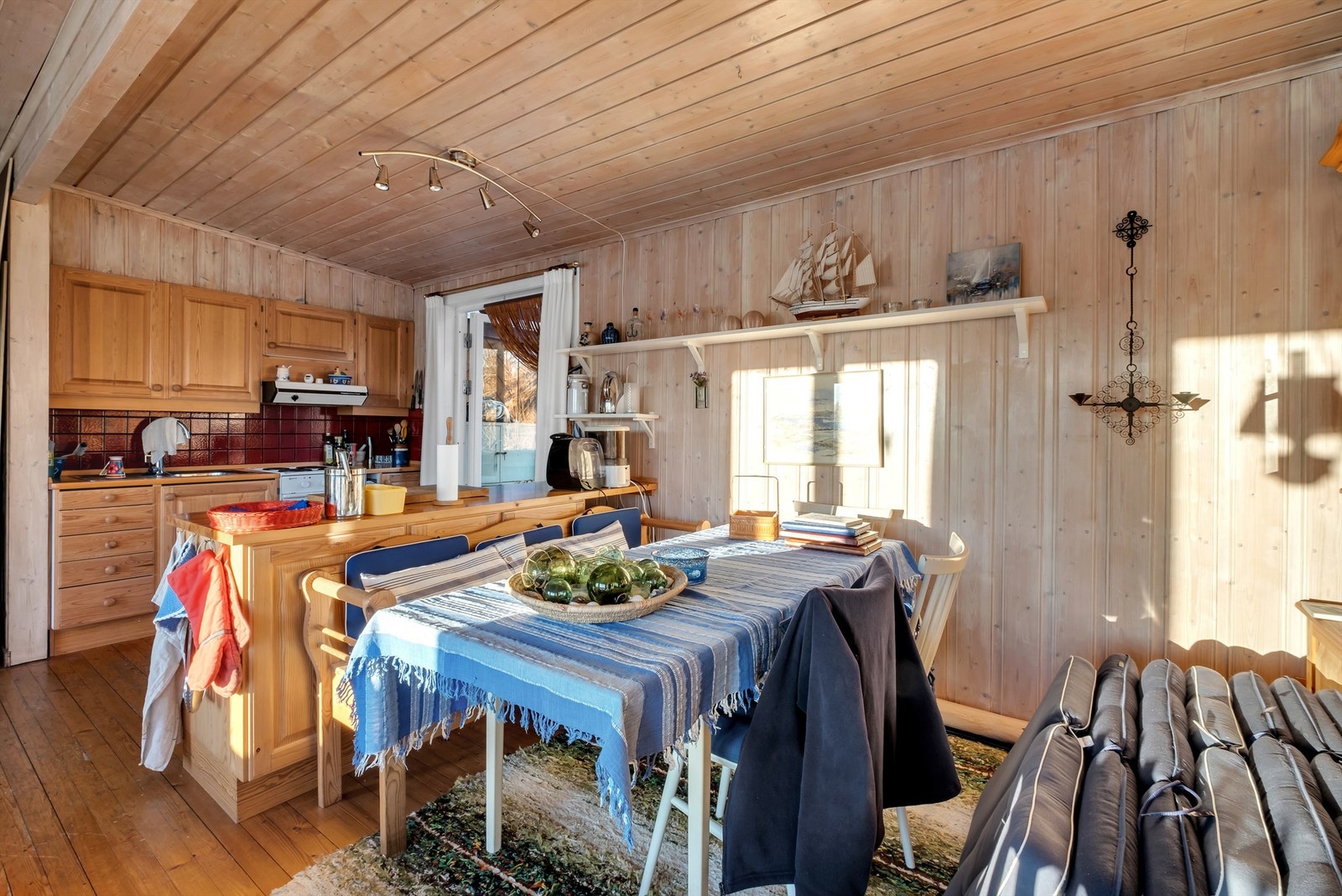 Romløsningen er svært oversiktlig, med stuen og kjøkkenet samlet i en åpen sosial sone. Galleribilde