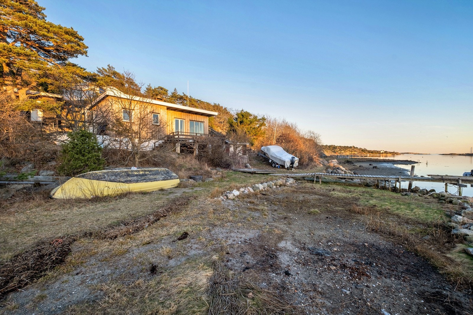 Boligens plassering kun gode 10 meter unna vannkanten er en sjeldenhet. Galleribilde