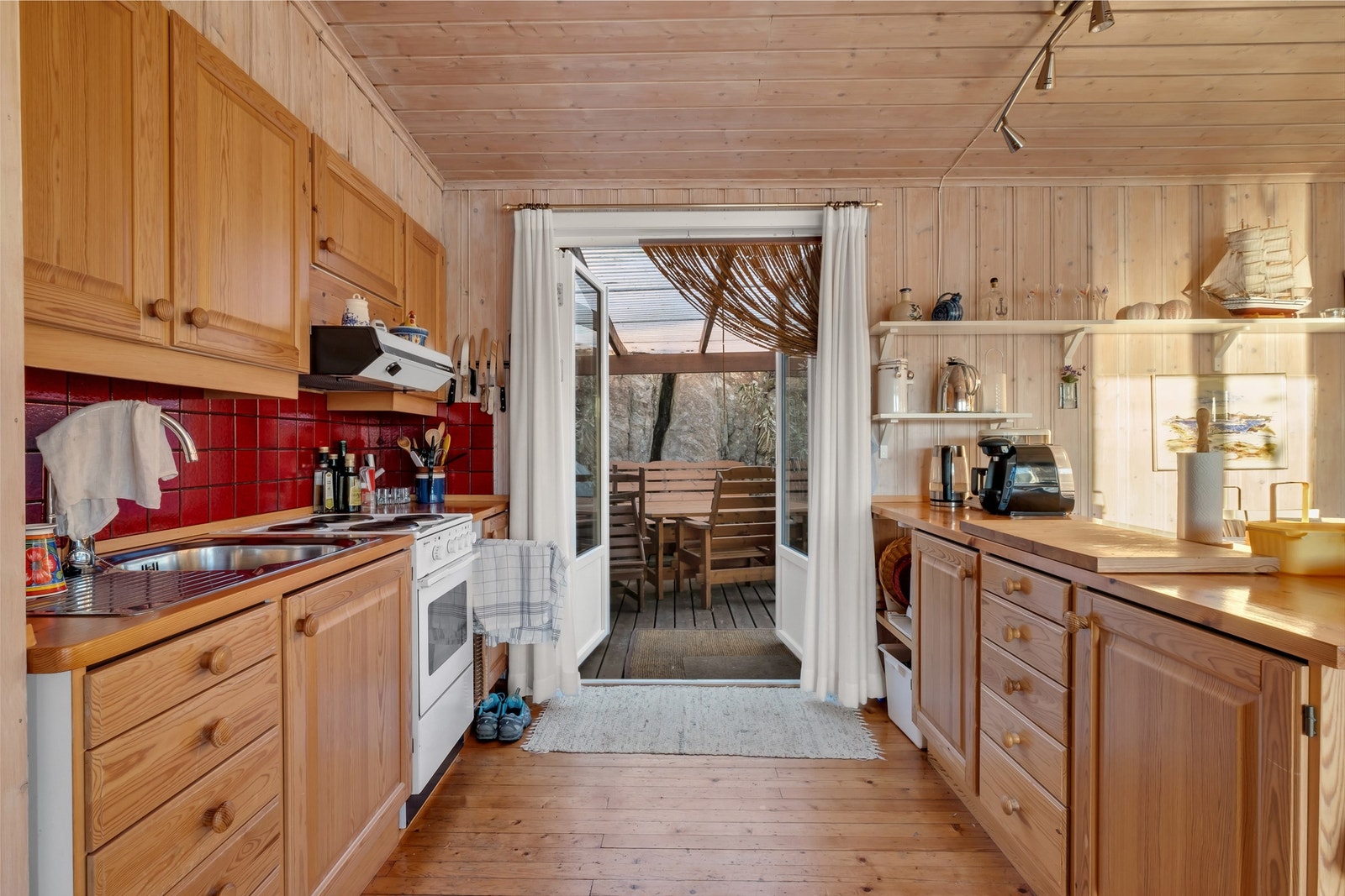 Kjøkkeninnredningen er av ukjent alder, men funksjonell og bærer preg av forsiktig bruk. Galleribilde