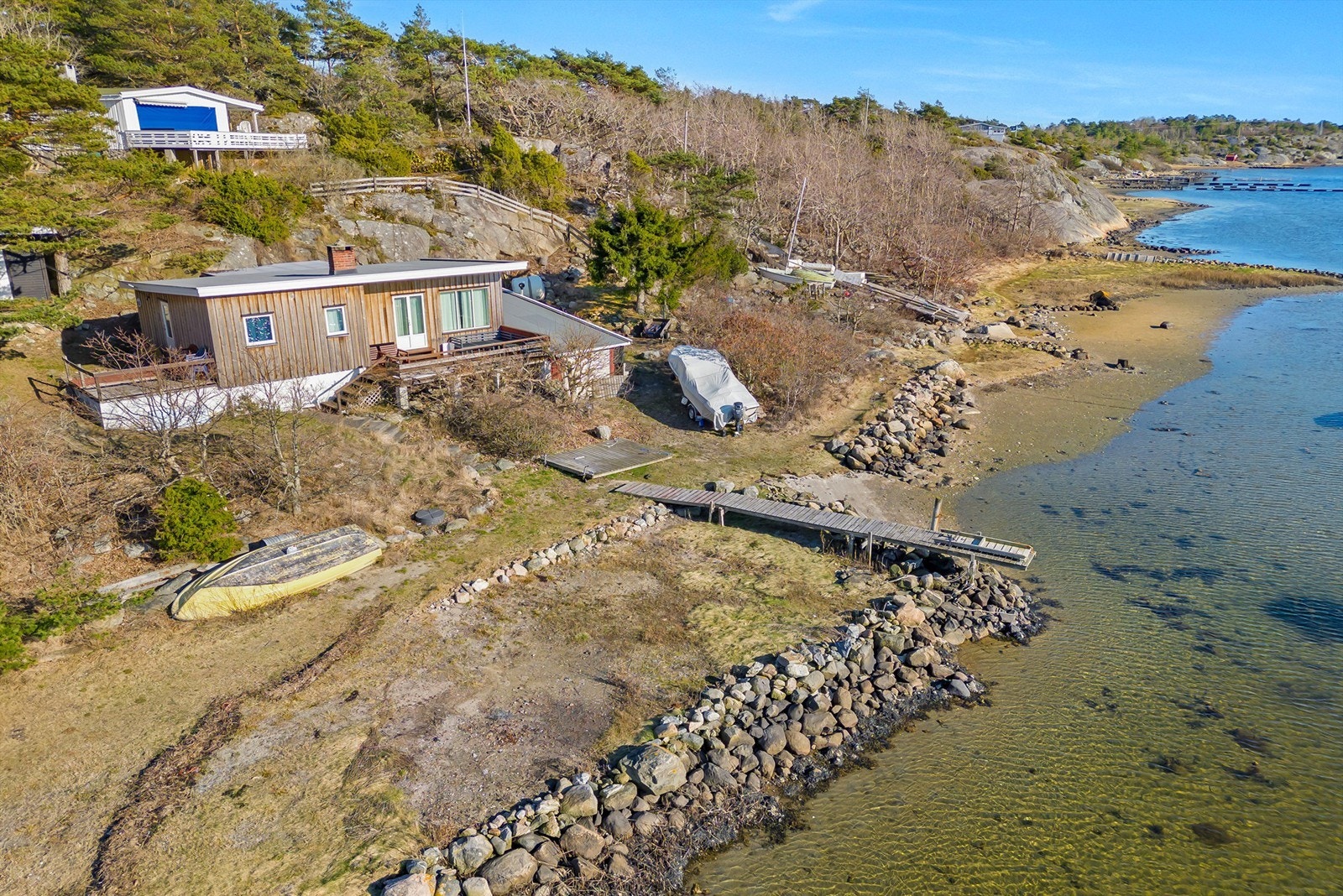 Boligen er inntrukket og lite fremtredende i vestvendt og solfylt terreng. Galleribilde