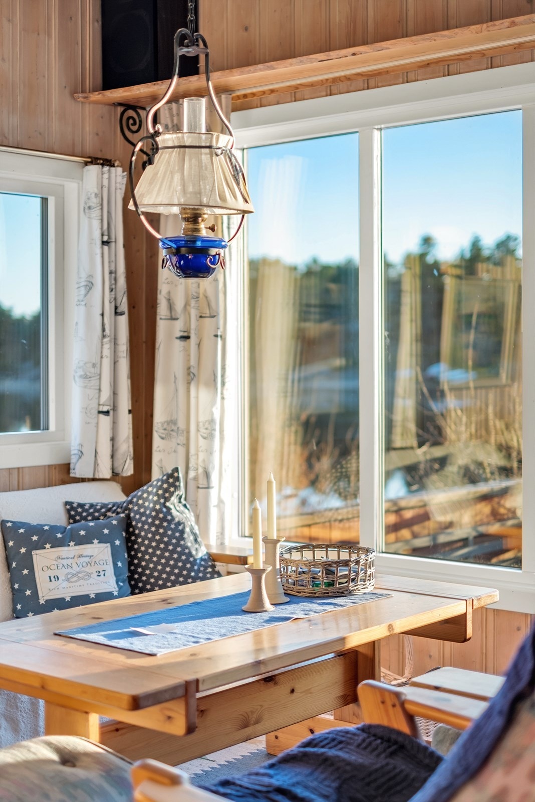 Foruten å ivareta utsikten fremmer stuens mange vinduer også gode lysforhold. Galleribilde