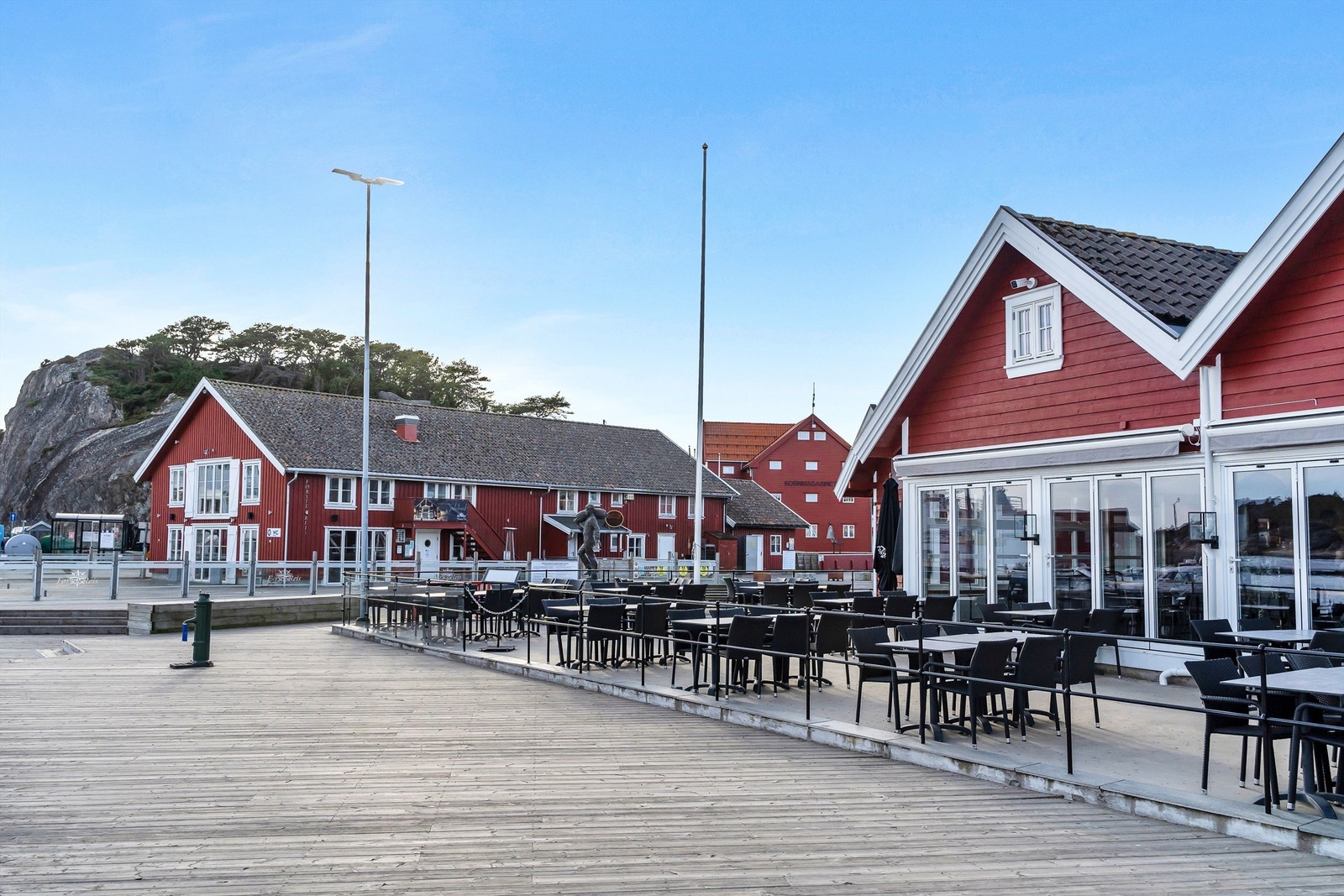 Sommerstid har Skjærhalden et yrende liv og flere gode spisesteder å velge blant. Galleribilde