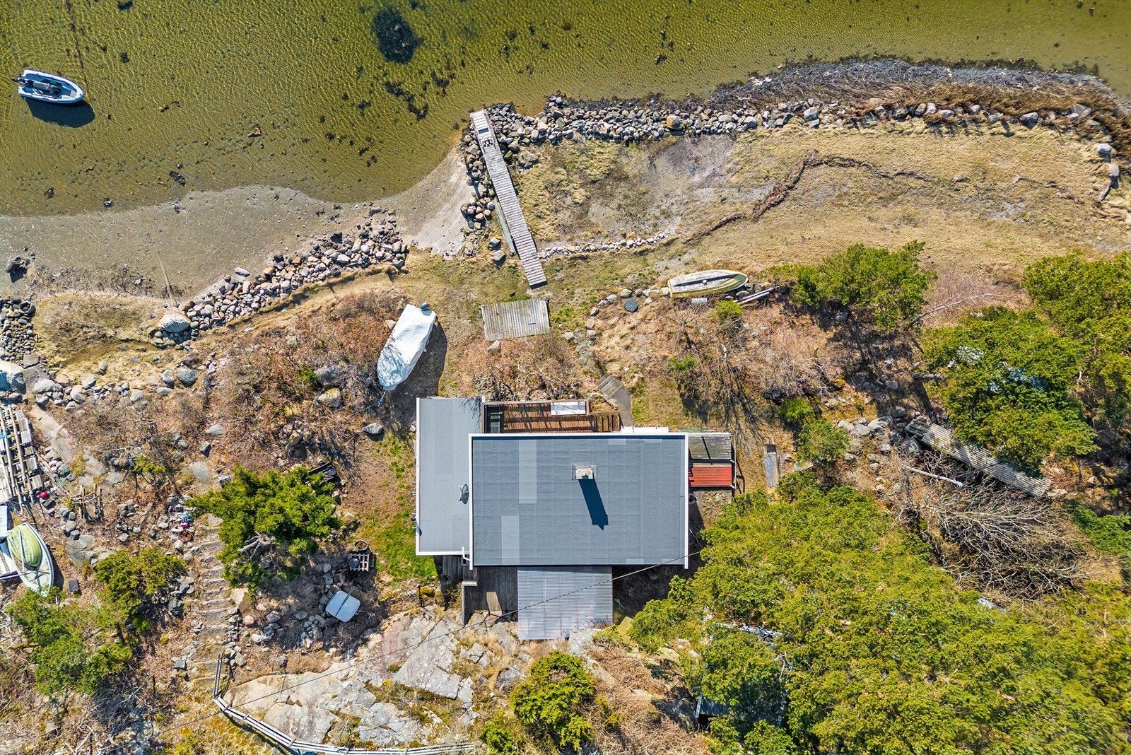 En veletablert sti går over tomtens vestre del, nedenfor boligen. Galleribilde