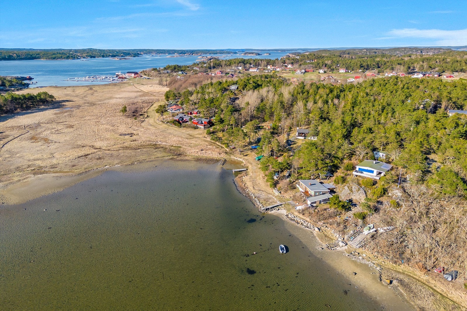 Til Nedgården med blant annet fergekai er det ca. 700 meters gange på sti over relativt flatt terreng. Galleribilde