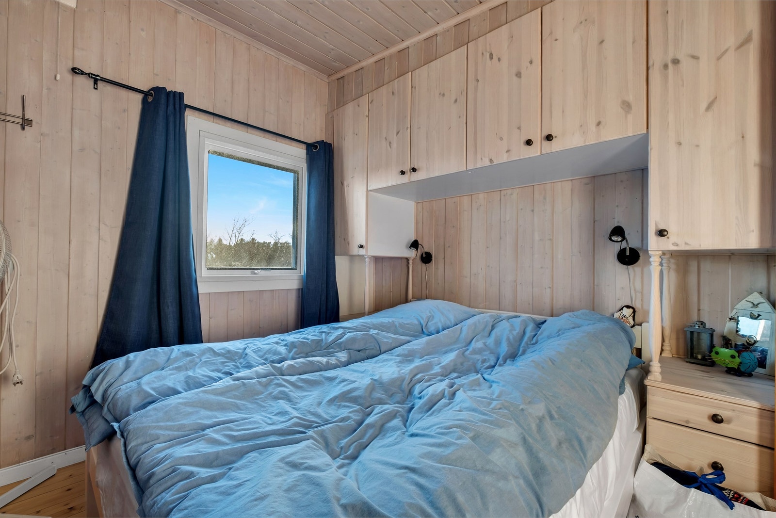 Boligens tre soverom er tilrettelagt for seks personer. Dette utgjør hovedsoverommet. Galleribilde