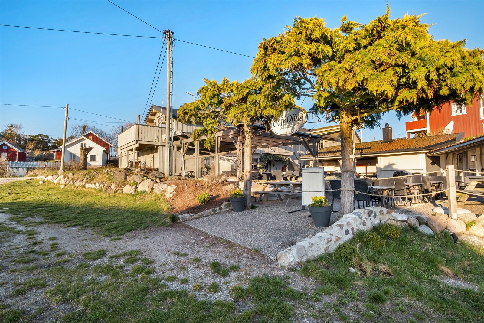 Ved Nedgården ligger spisestedet Olines som også tilbyr take away. Galleribilde
