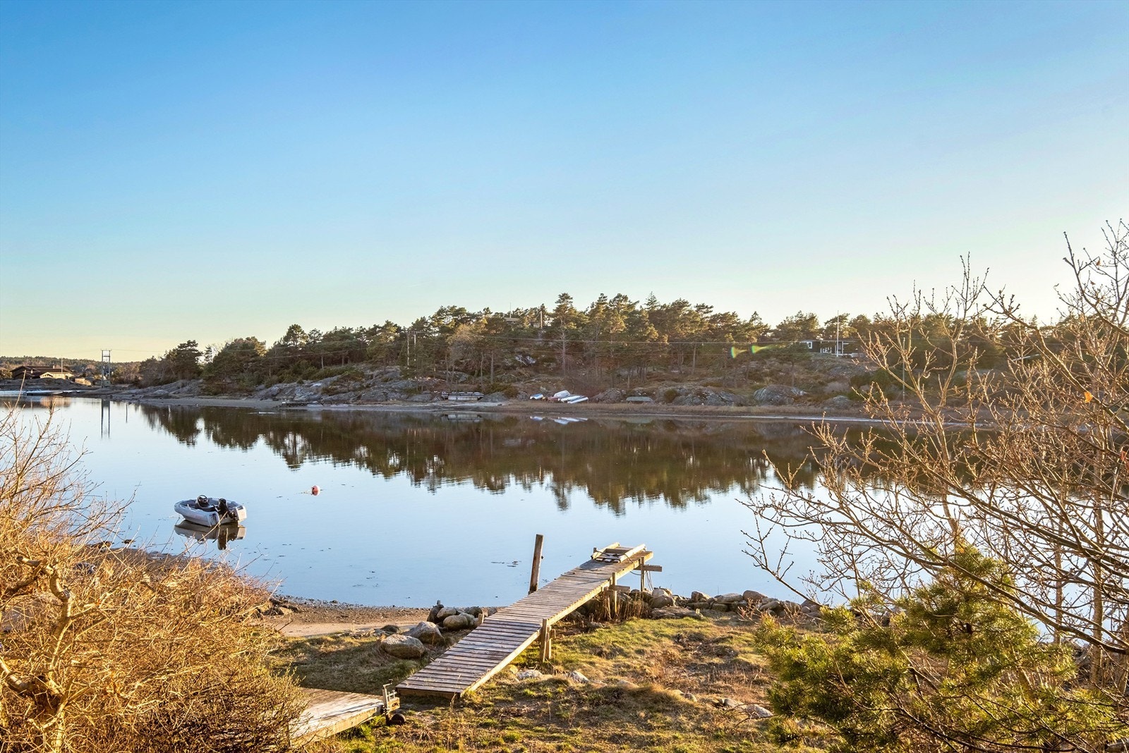 Bukten er langgrunn, men likevel egnet for en mindre landstedsbåt. Galleribilde
