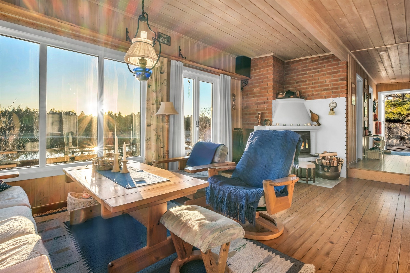 Stuen har utsikt rett ut over vannet og er helt uten innsyn. Galleribilde