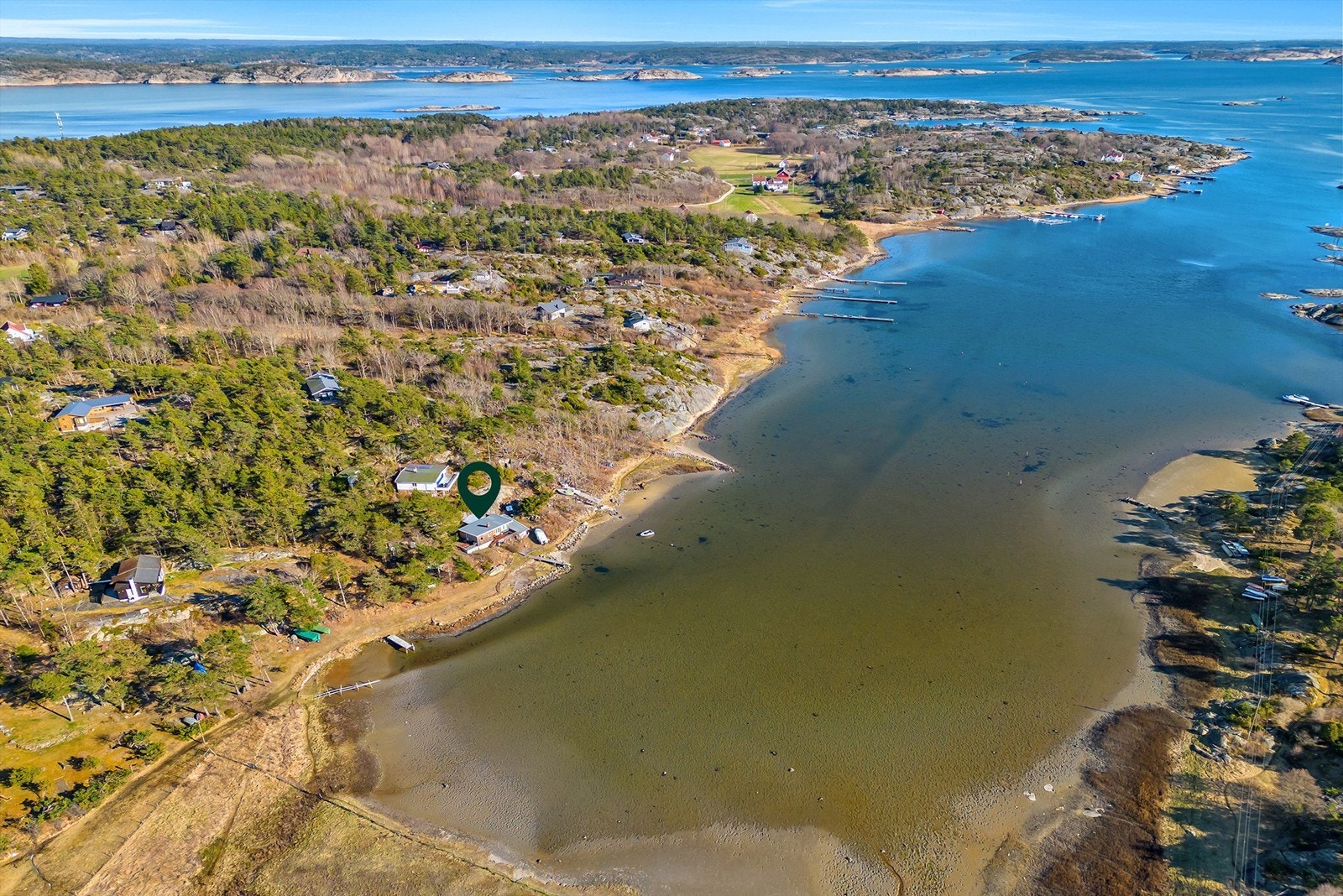 Eiendommen er attraktivt beliggende innerst i bukta Venneren, på vestsiden av Søndre Sandøy. Galleribilde