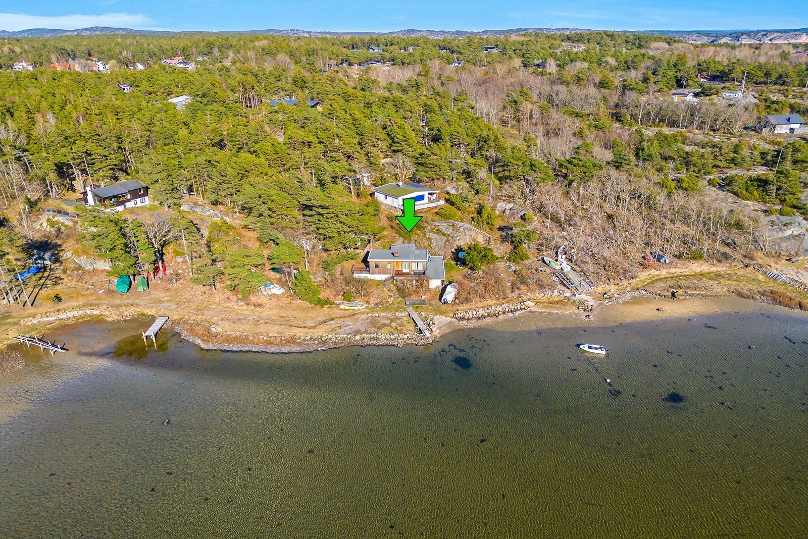 Tomten er på 1.730 kvm. og inkluderer ca. 60 meter strandlinje samt brygge. Galleribilde