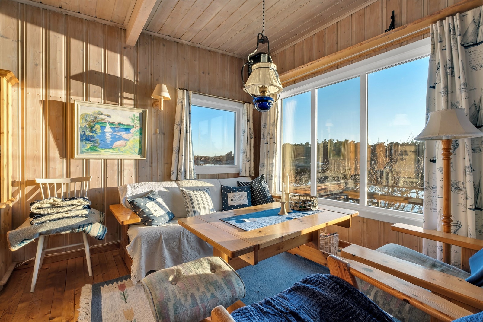 Vinduer i syd- og vestveggen ivaretar den fine utsikten fra stuen. Galleribilde