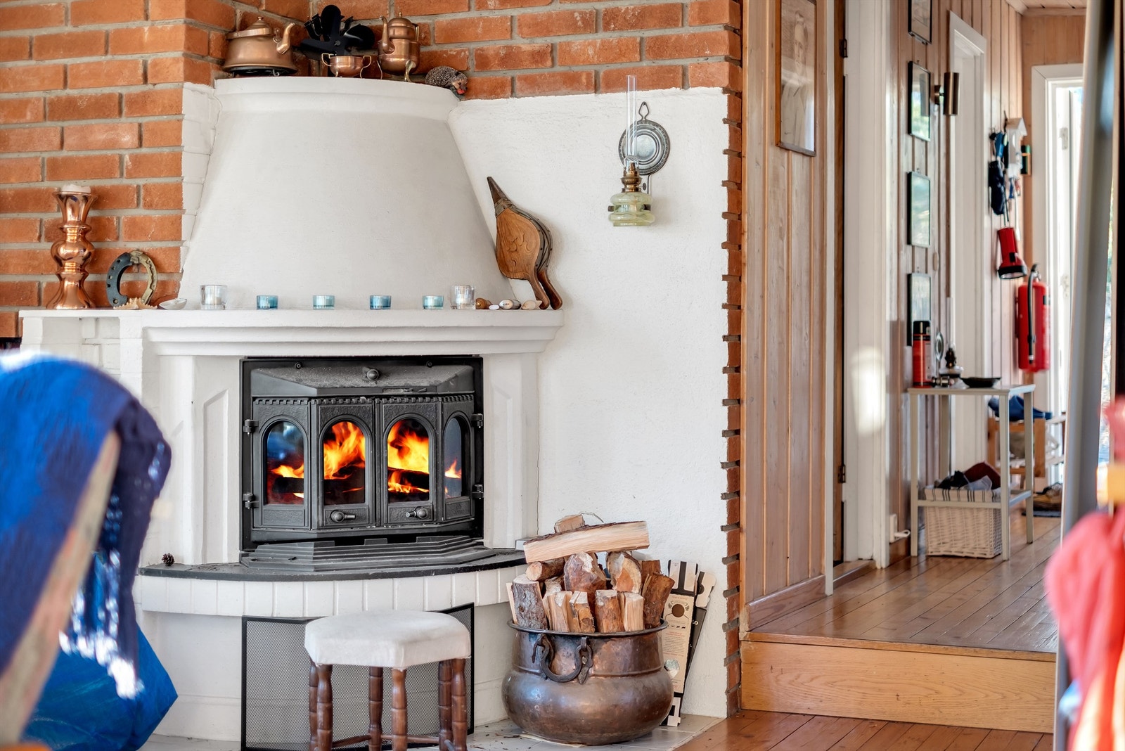 I stuen er det både mulighet for peishygge og god plass til felles opphold. Galleribilde