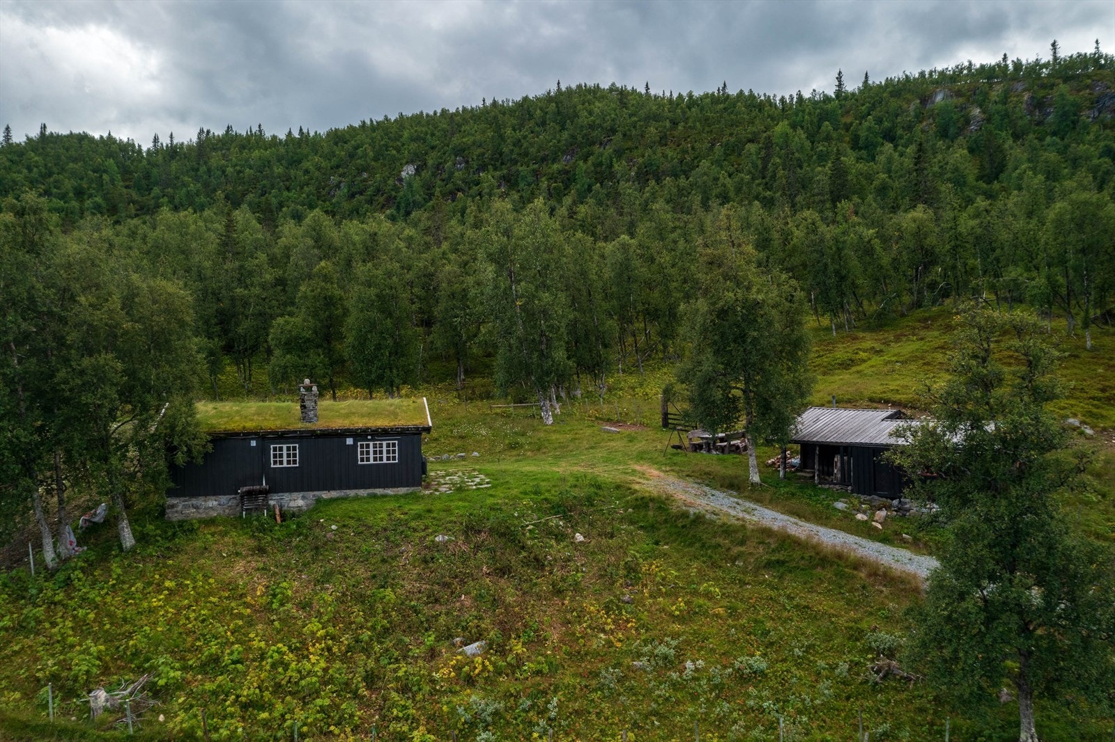 Stort uteområde. Vedskjul/uthus i eget bygg Galleribilde