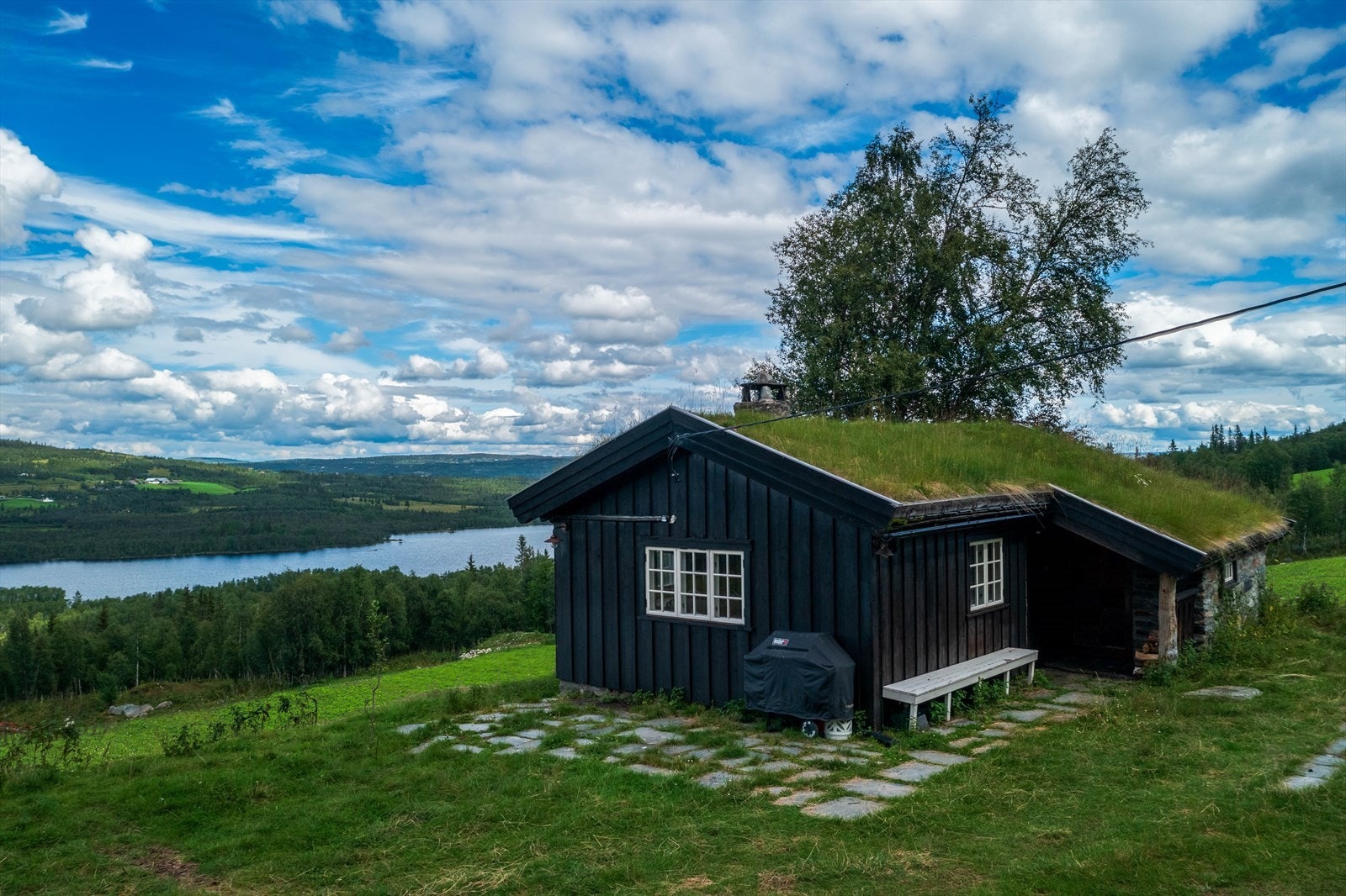Usjenert beliggenhet med vidstrakt utsikt over Tisleifjorden Galleribilde