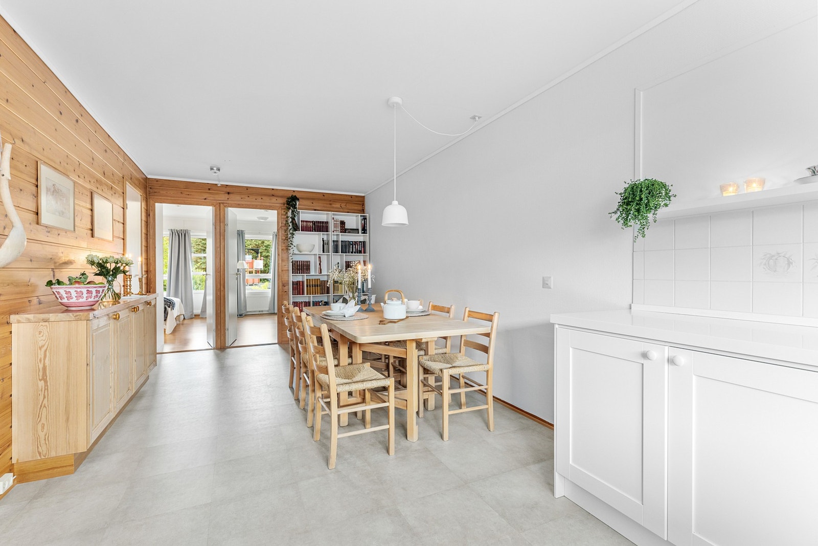 Ved kjøkkenet har man god plass til stor spisegruppe. Her kan man nyte gode stunder sammen med familie og venner. Galleribilde