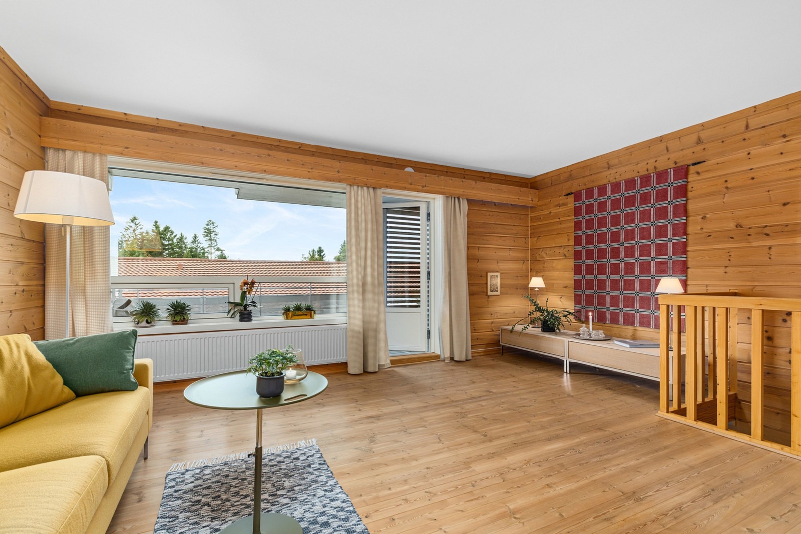 God plass til sofagruppe og tv-seksjon. Galleribilde