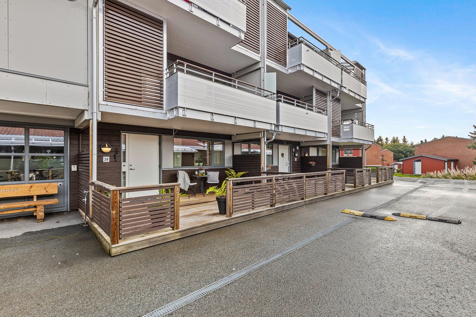 Leiligheten har en flott beliggenhet i Skjetlein borettslag. Flott uteområde på baksiden av leiligheten med terrasse og hage. Galleribilde