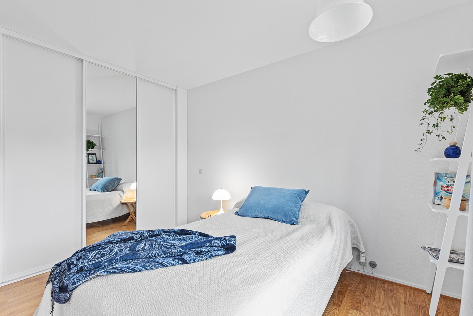 Skyvedørsgarderobe med god lagringsplass. Galleribilde