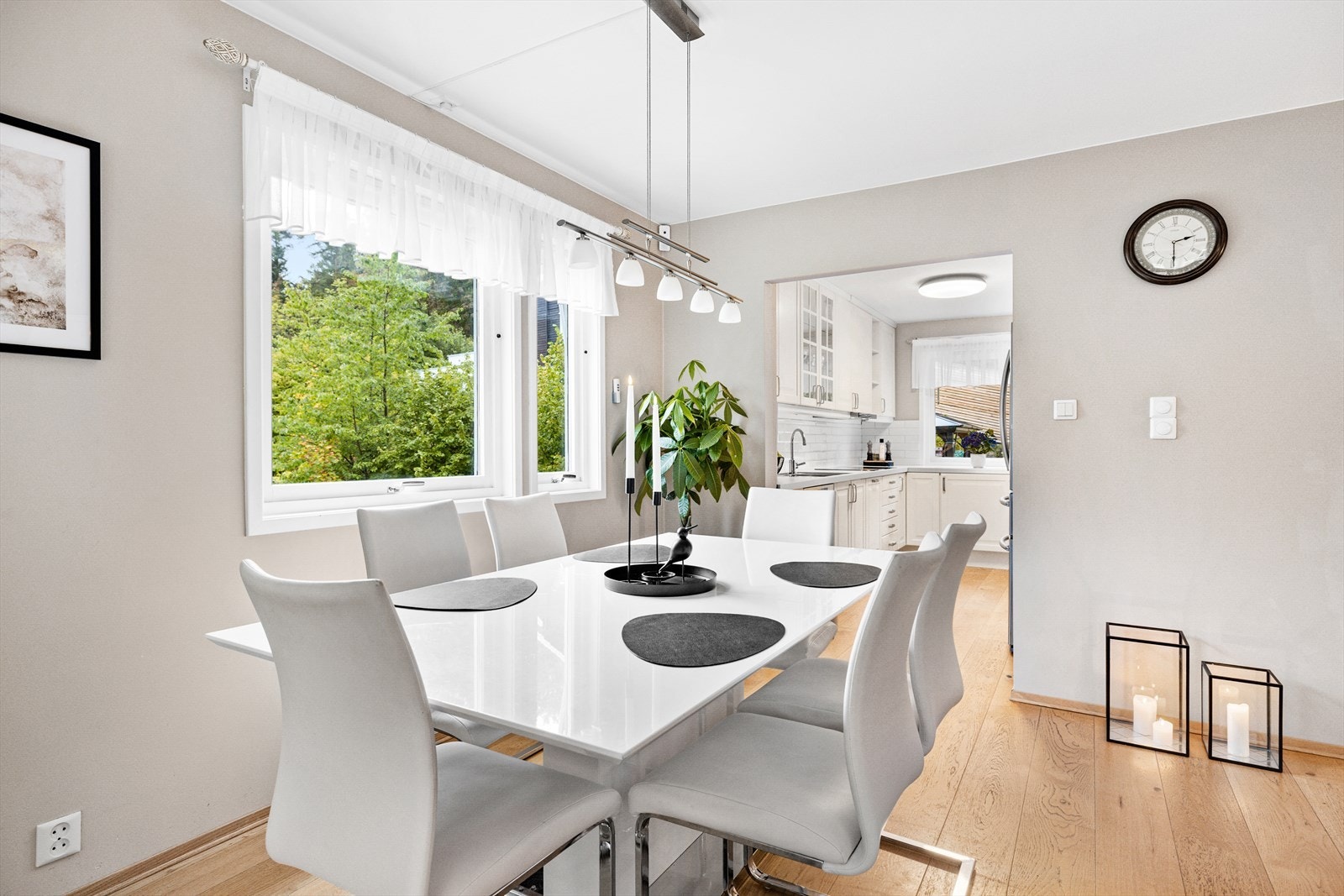 Stuen er praktisk adskilt fra kjøkkenet med en spisegruppe Galleribilde