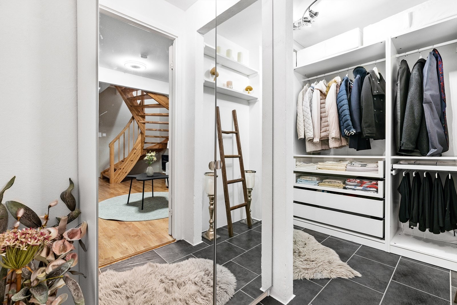 Romslig og praktisk garderoberom Galleribilde