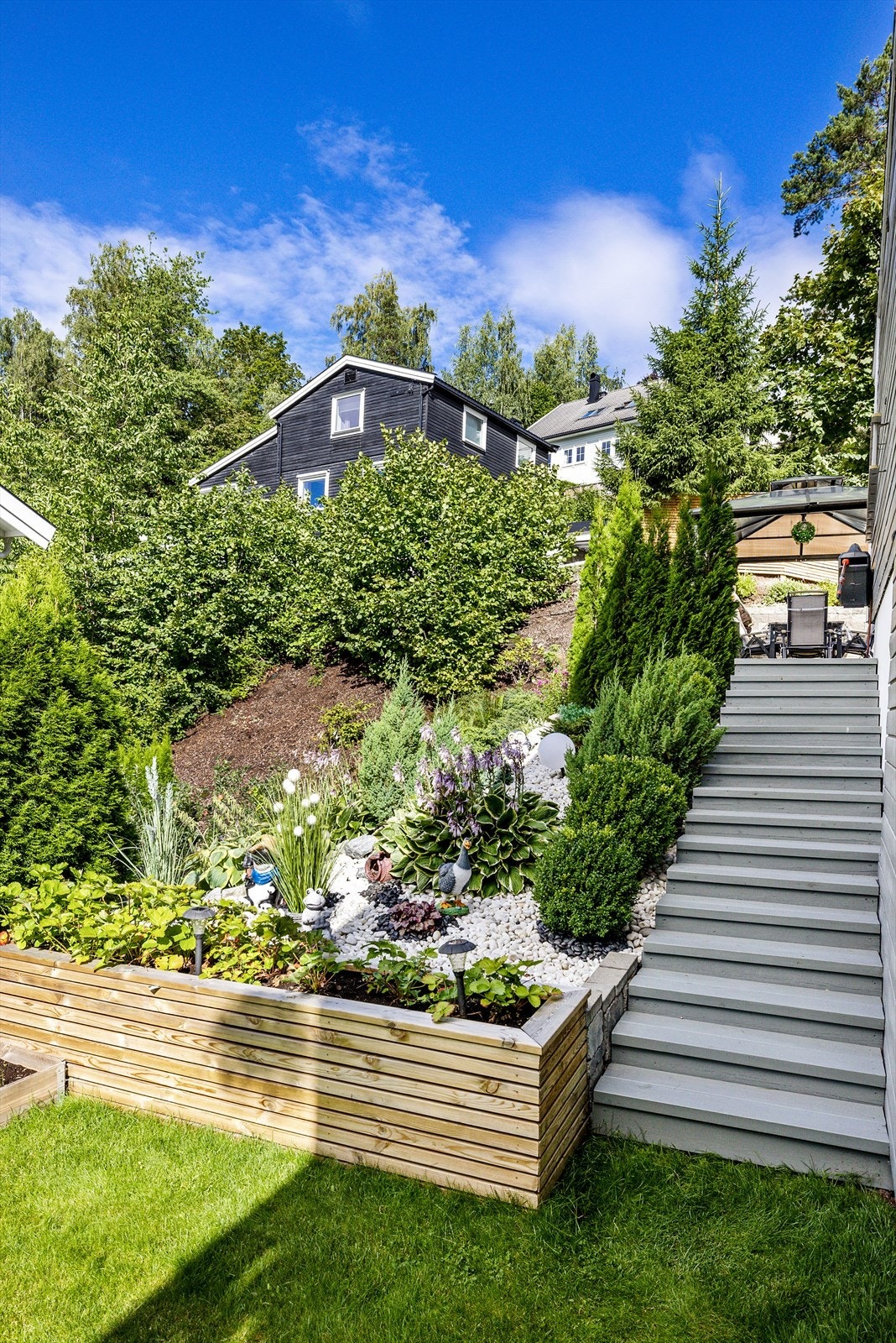 Gjennomgang fra inngangspartiet til hagen Galleribilde