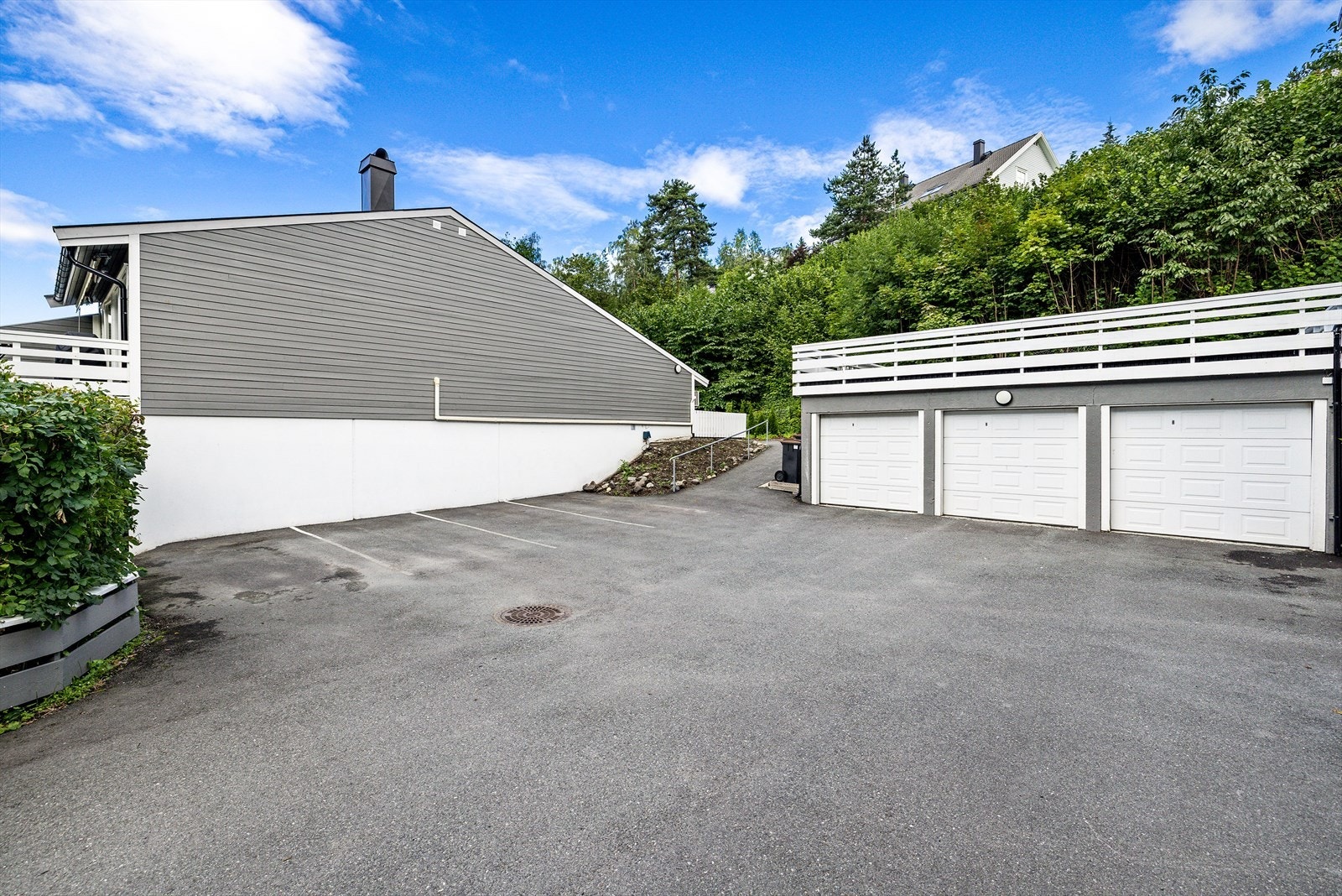 Bjerkoddveien 6 disponerer en garasjeplass i felles anlegg Galleribilde