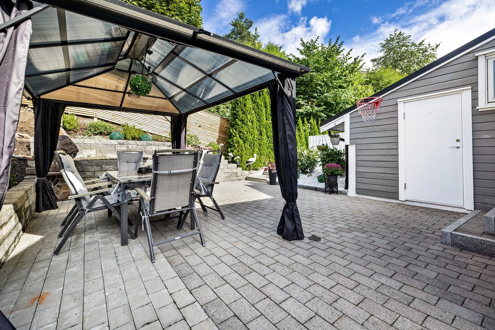 Uteområdet tilknyttet inngangspartiet er pent og praktisk opparbeidet Galleribilde