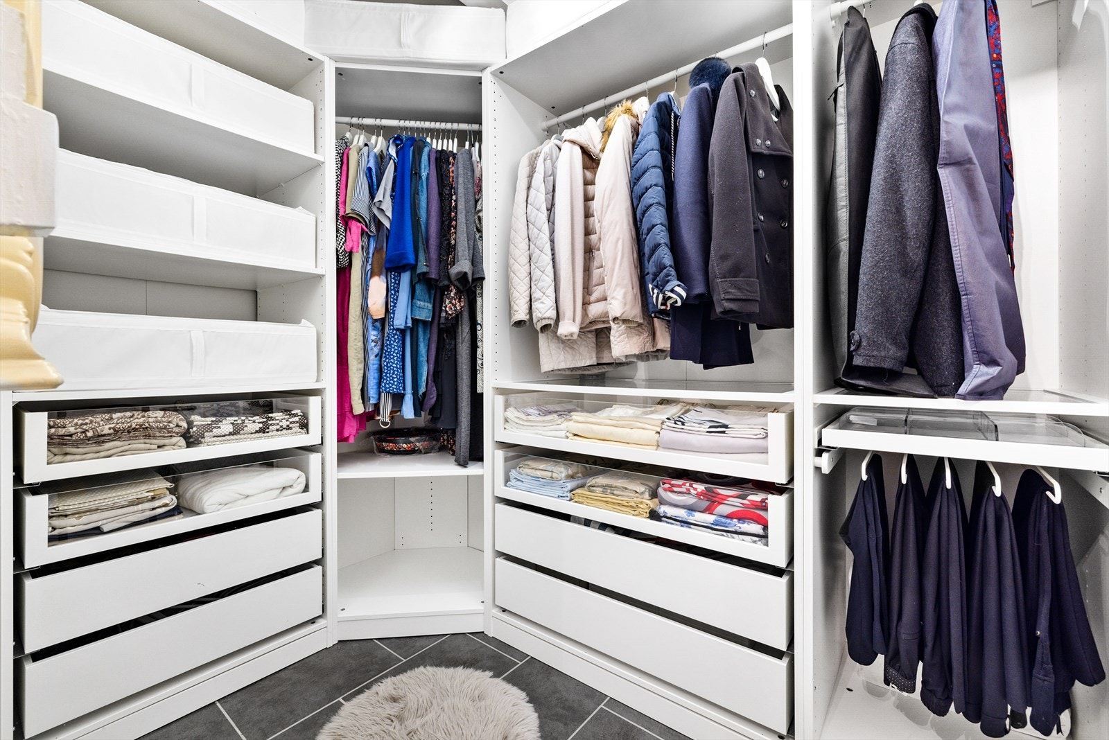 U. Etg består av omkledningsrom med meget god skapplass Galleribilde