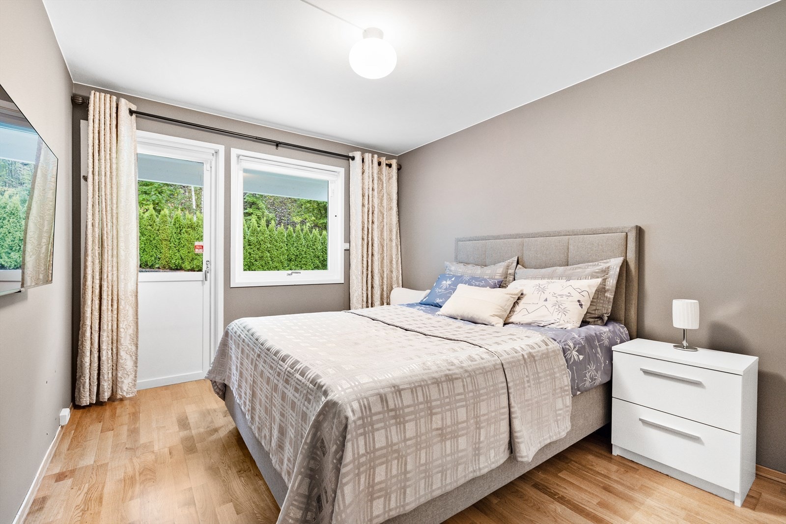 Hovedsoverom har direkte utgang til platting og hagen Galleribilde