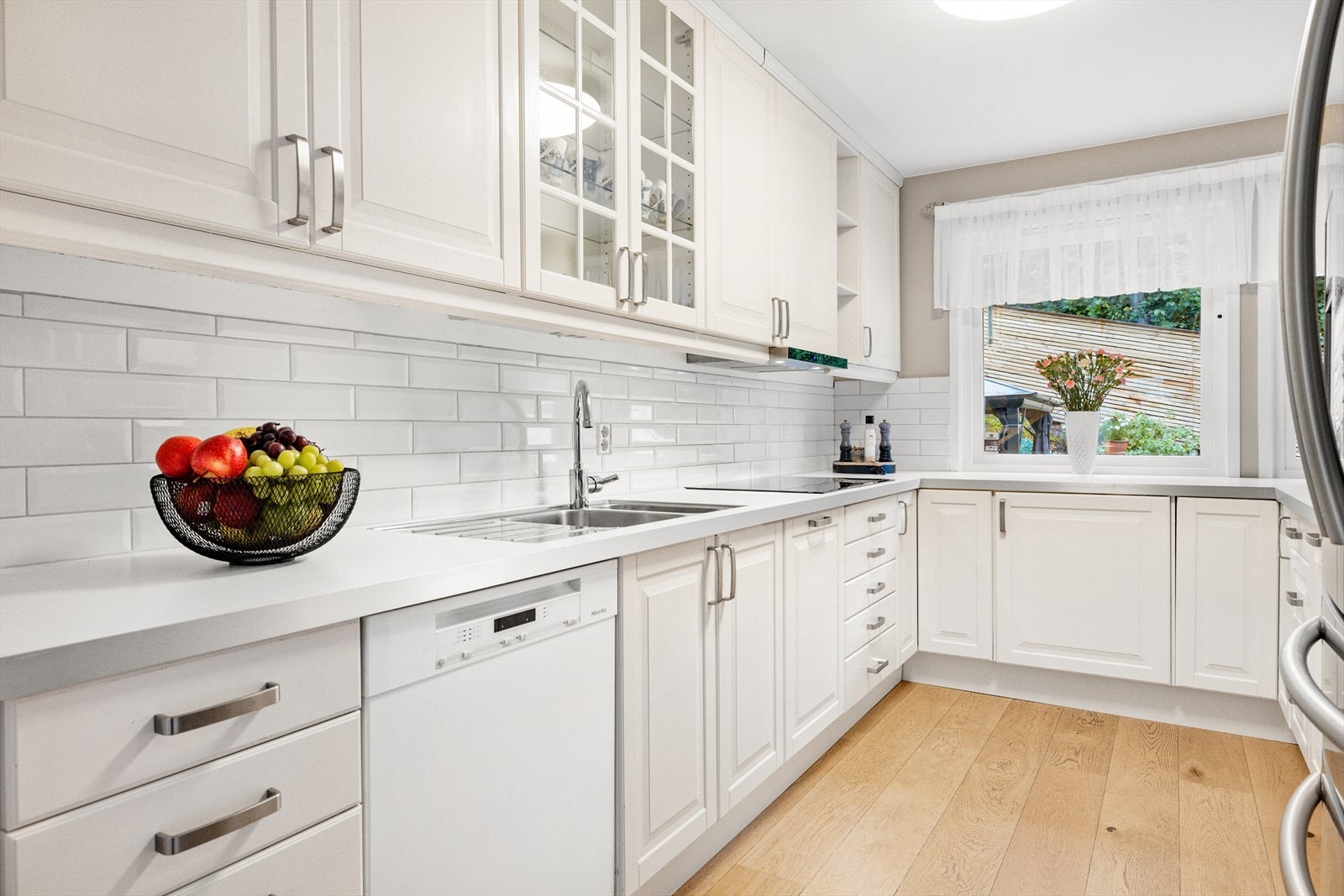 Innredning er innbydende med hvite, glatte fronter og har godt med benke- og skapplass Galleribilde