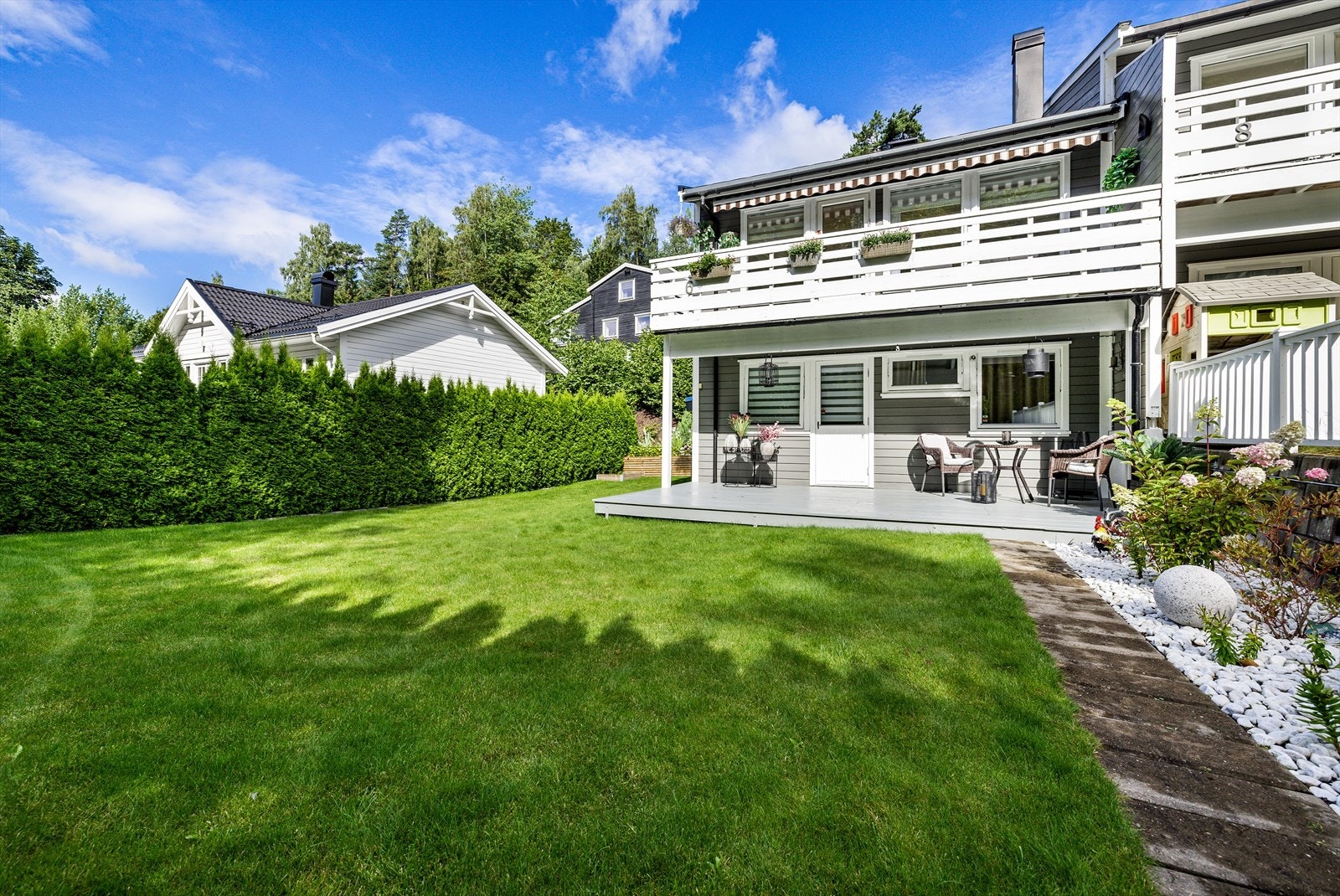 Pen og opparbeidet hage med mulighet for sittegruppe Galleribilde