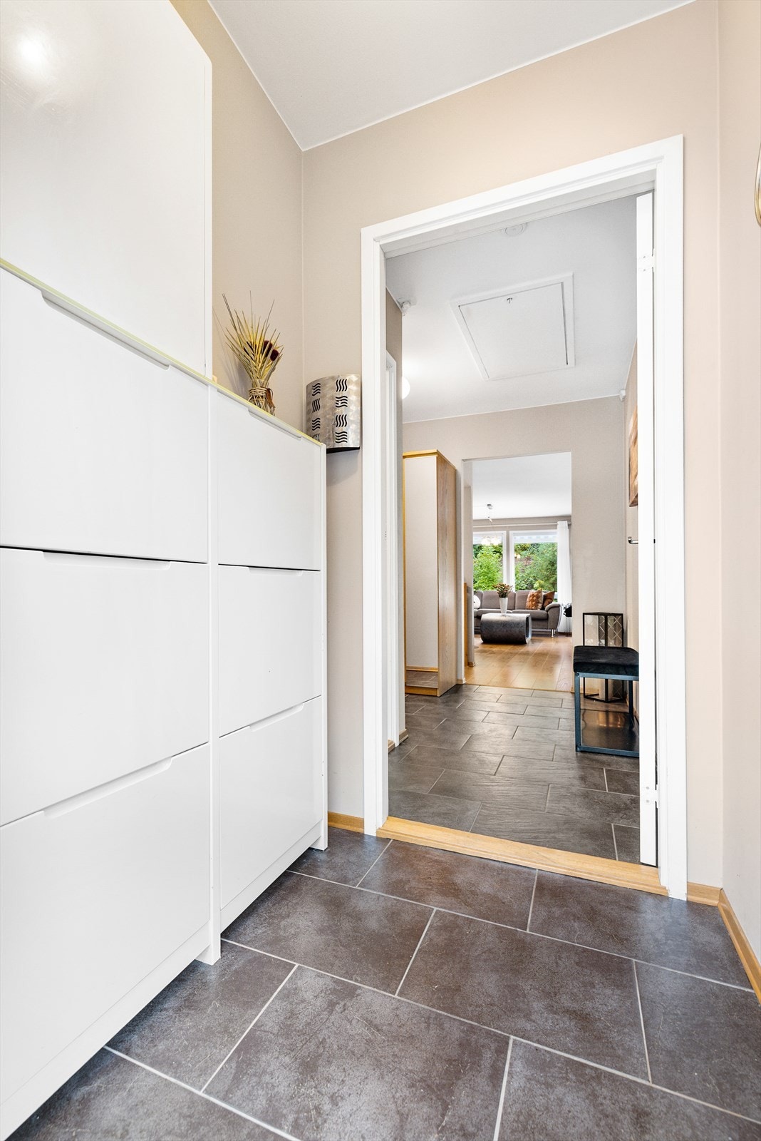 Entreen er flislagt og har varme i gulv Galleribilde