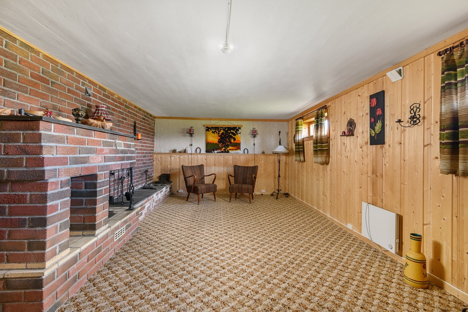 Romslig kjellerstue med teglsteinspeis Galleribilde