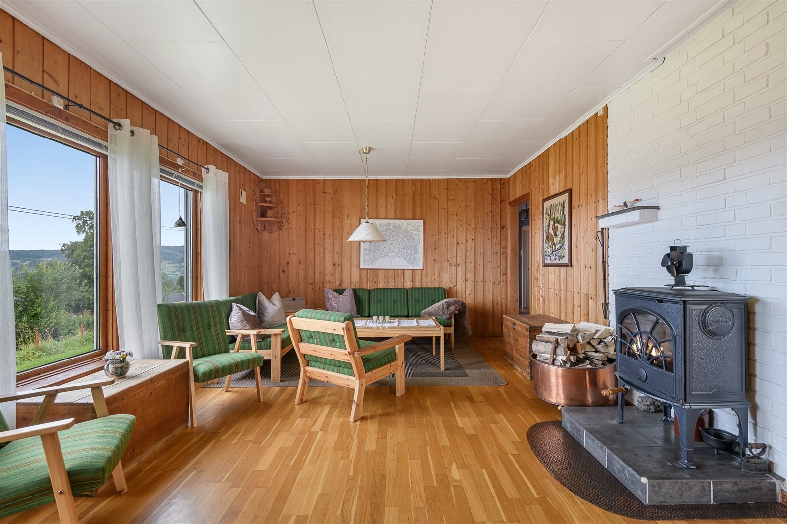 På hovedplanet er det romslig stue Galleribilde