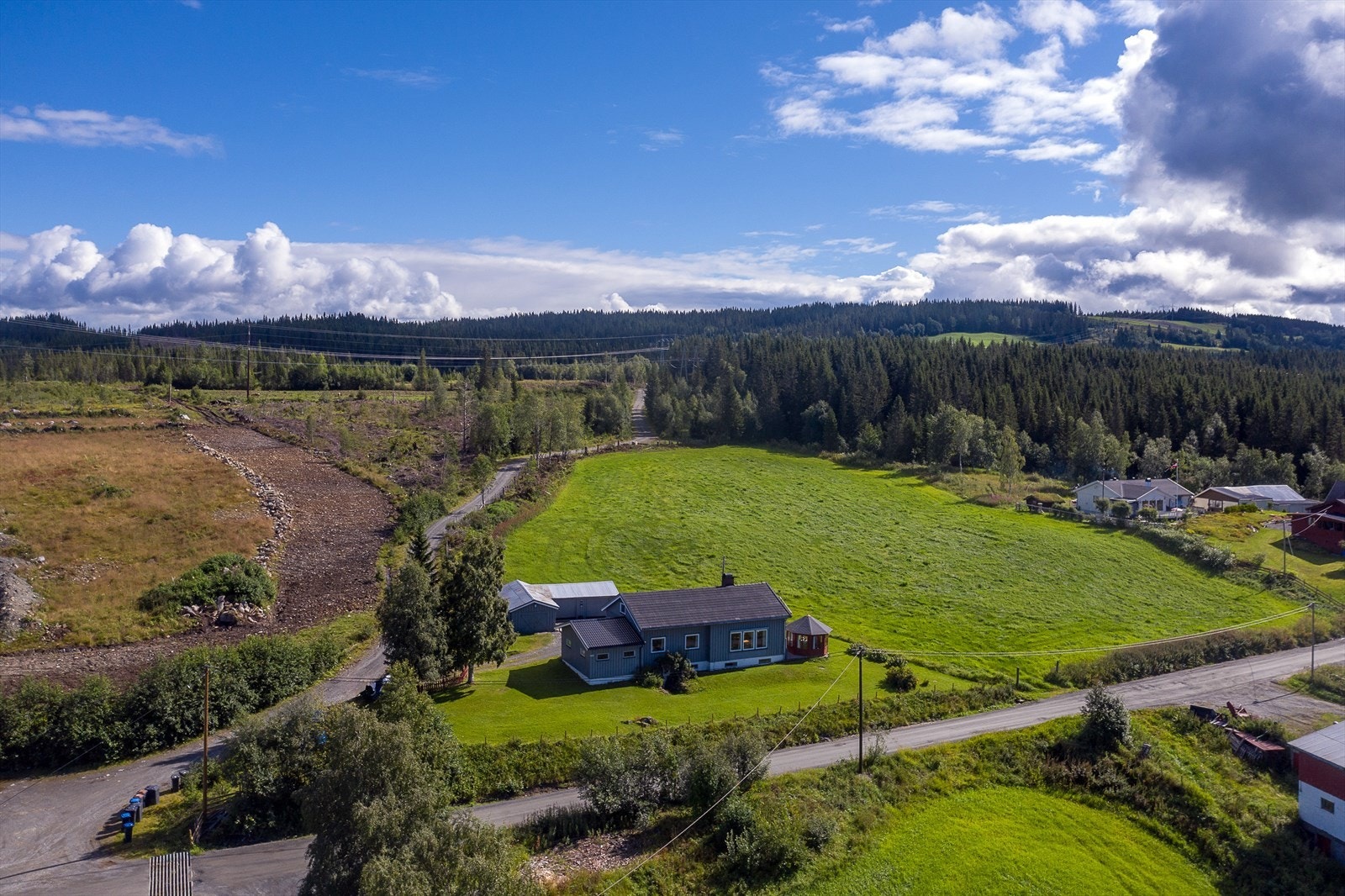 Eiendommen har idyllisk beliggenhet Galleribilde