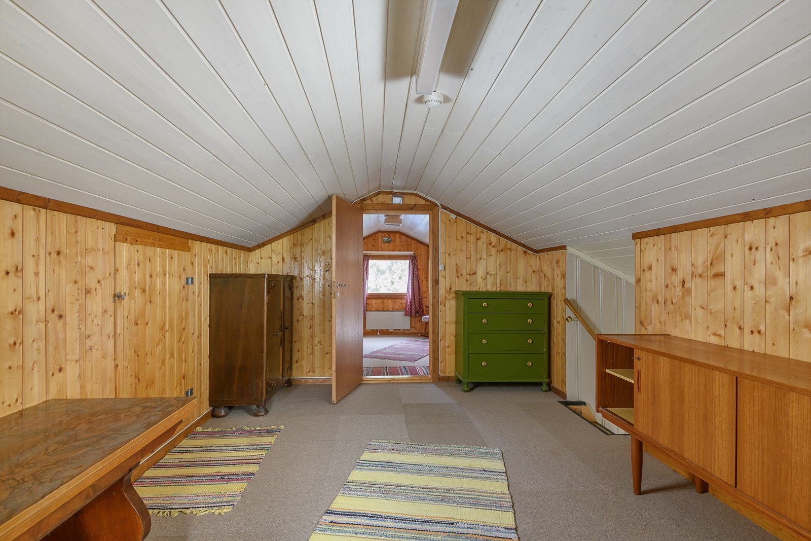 På loftet er det romslig loftstue Galleribilde