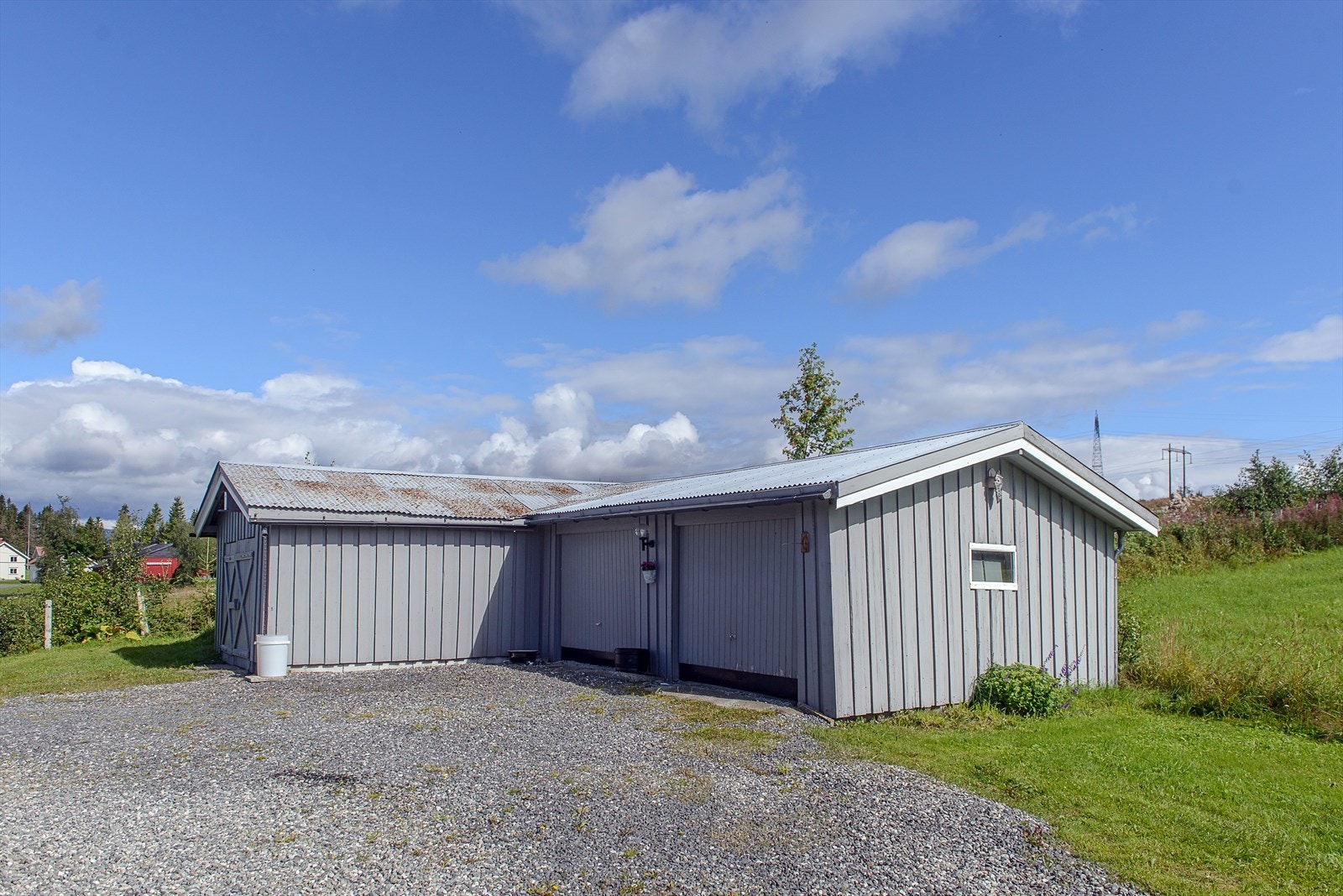 Romslig garasjebygning Galleribilde