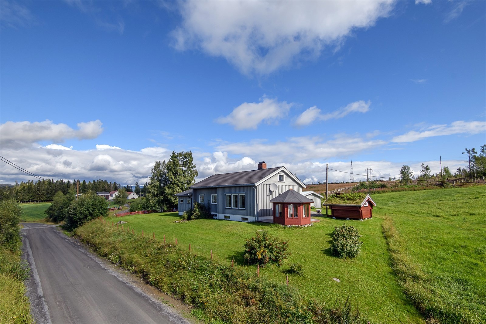 Innholdsrik enebolig med lysthus og større garasje Galleribilde
