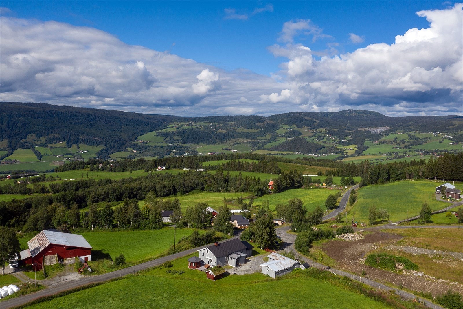Eiendommen har eldre standard, så påkostninger og oppgraderinger bør påregnes, men her har du muligheten til å få en flott bolig med landlig beliggenhet! Galleribilde