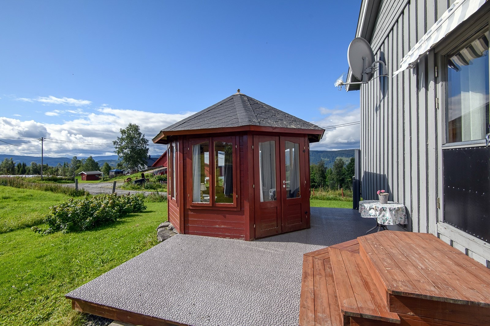 Fra stue er det adkomst ut til terrasse og lysthus Galleribilde