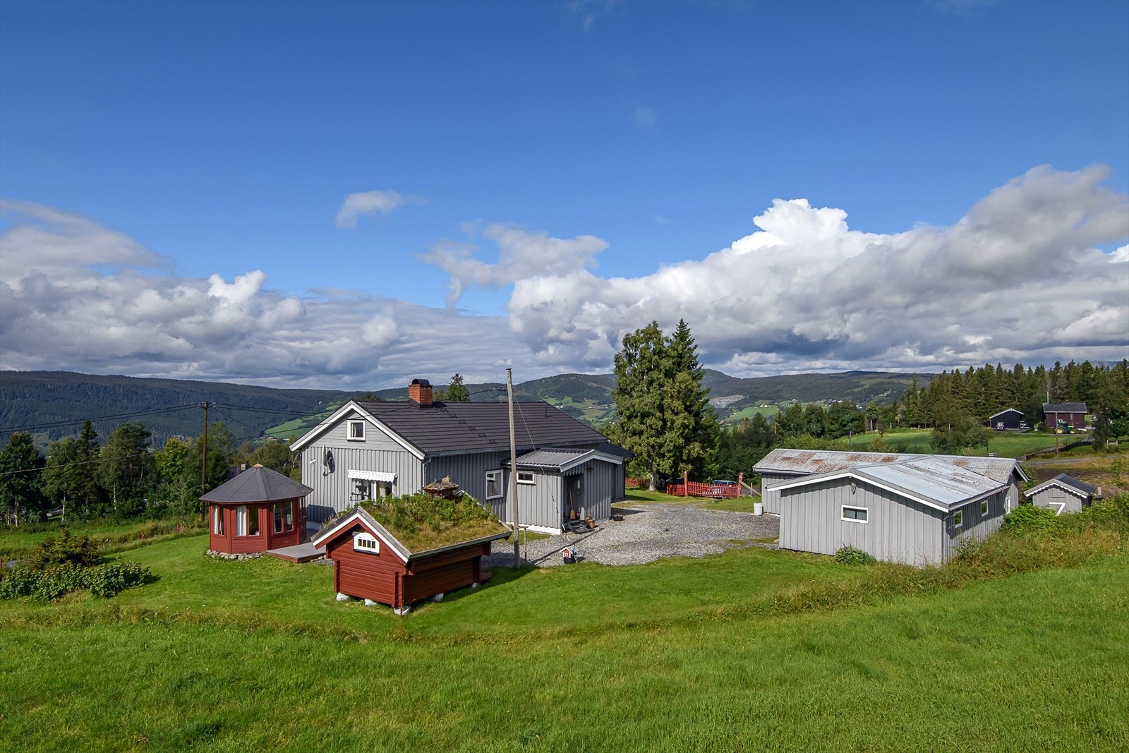 Eiendommen ligger landlig og fint til ca. 7,5km nordvest for Segalstad Bru Galleribilde