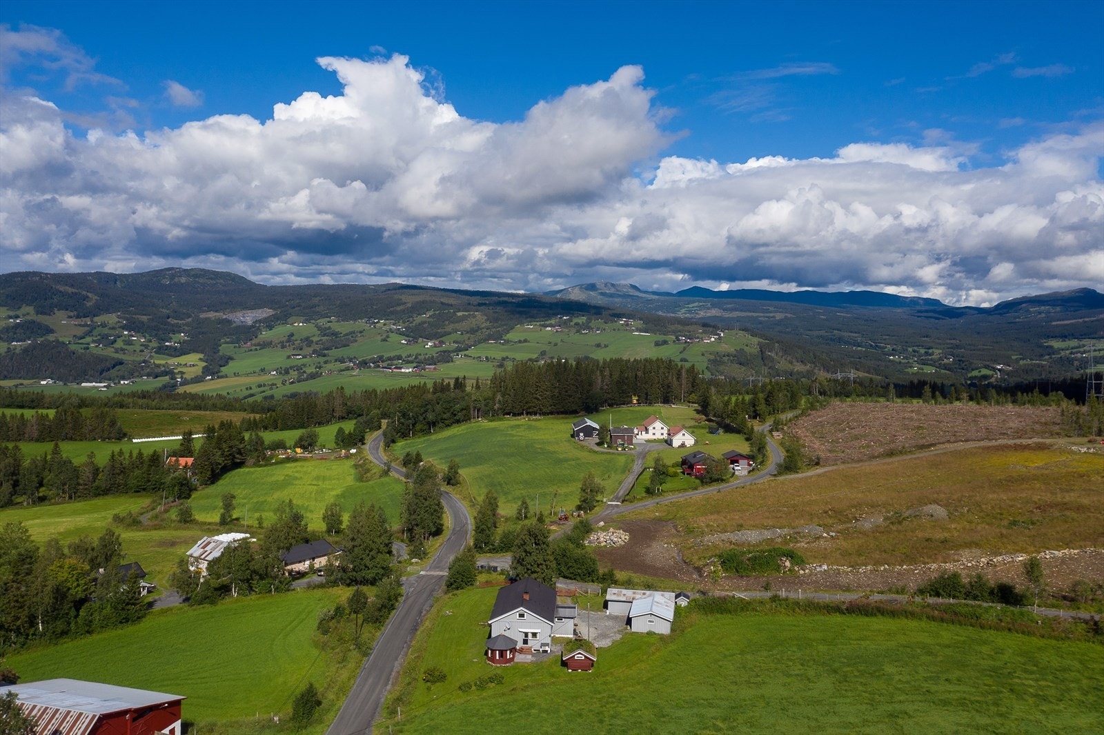 Til Fjerdrum skole er det ca. 6,5km, og til Skeikampen ca. 11,4km. Til Tretten er det ca. 11,5km, og til Lillehammer med de fleste fasiliteter ca. 25km. Galleribilde